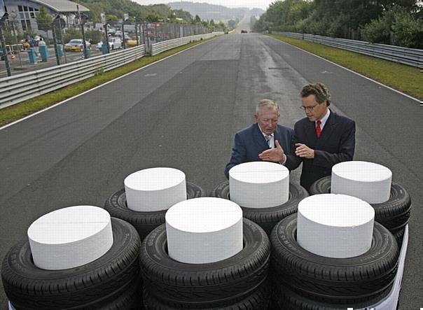 Wolfgang Dürheimer (rechts) erklärt Otto Flimm die Vorzüge des Anpralldämpfers. Foto: Auto-Reporter/Porsche